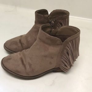 Girl’s brown suede fringe boots
